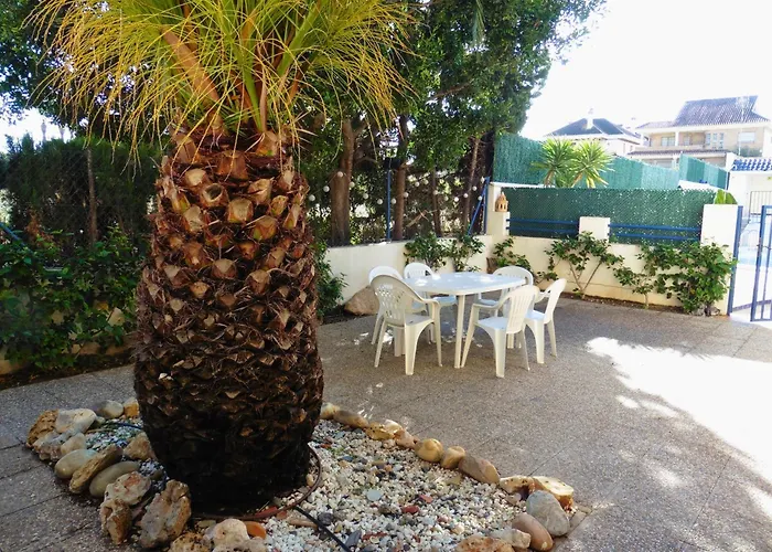 With Private Garden 200m From The Sea Feriehus *